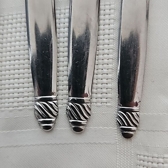 Onieda 8 Pieces Stainless Steel Everyday Flatware Set 18/10 Silver - Picture 11 of 16